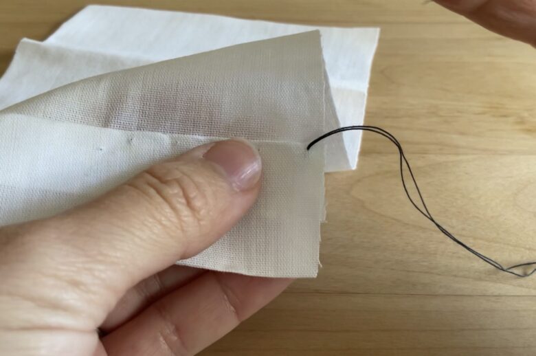 １、玉結びが表に出ないように、縫いしろの裏から針を出します。