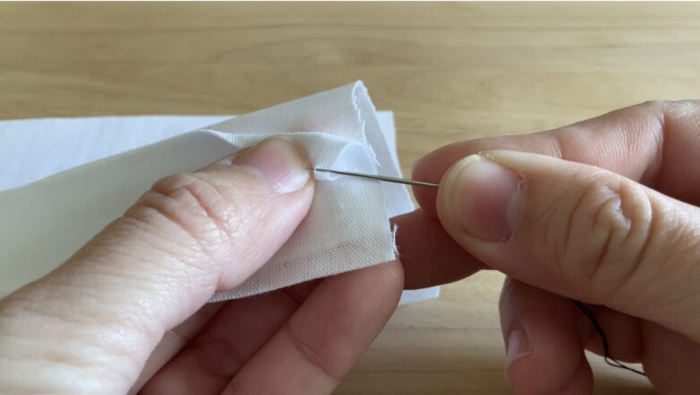 ２、布の端を手前におり、ひと針およそ１ミリ程度（できれば１〜２本の糸を）すくいます。（すくいすぎると縫い目が目立つので気をつけましょう）。