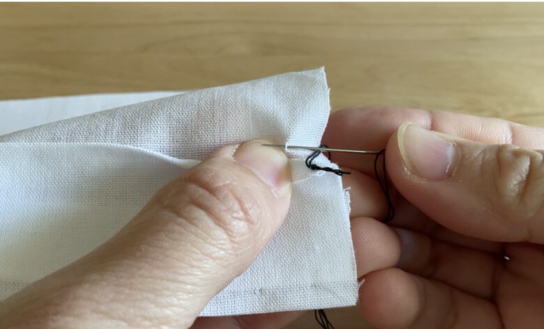 ３、奥の布を１ミリ程度（できれば１〜２本の糸を）救い、糸をひきます。１センチ程度左側をすくいましょう。