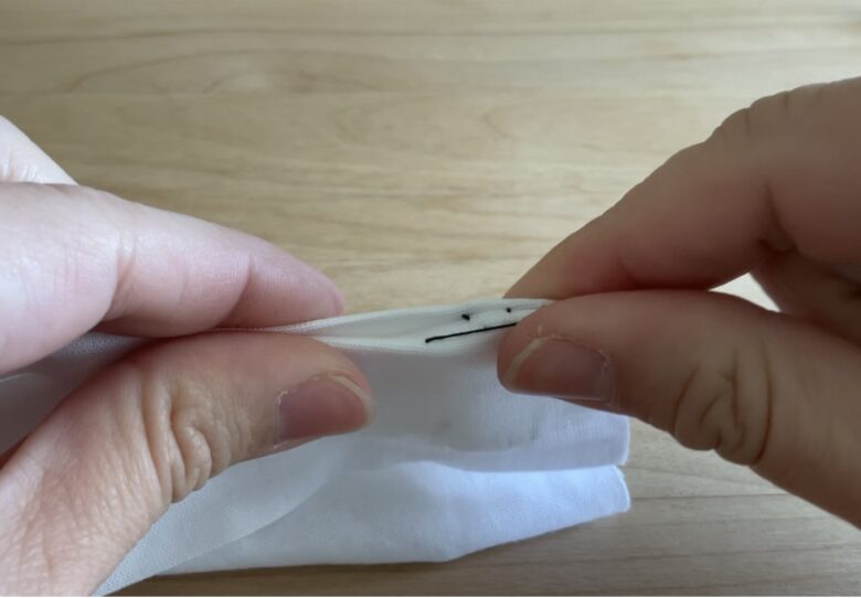 縫い始めは玉結びが内側にかくれるように裏から表に針を出します。