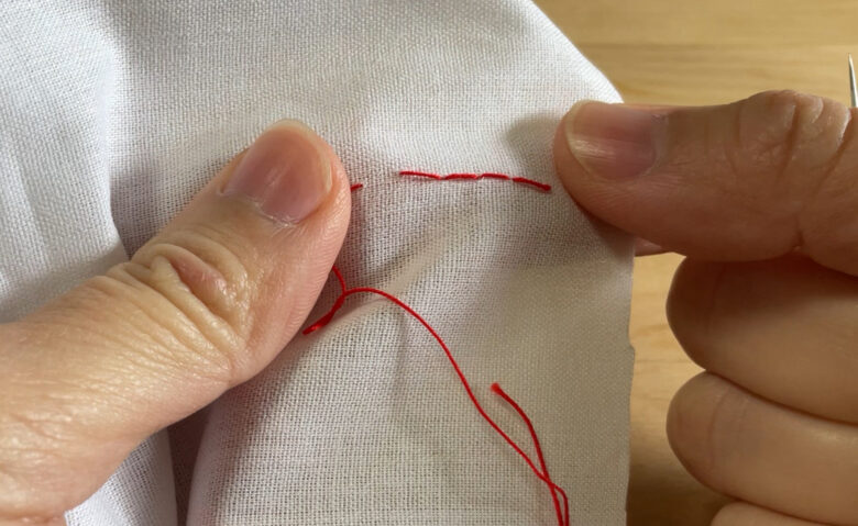 縫い目の間に隙間を開けず、ミシンの縫い目のように縫う