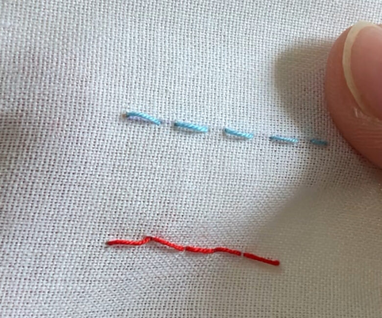 上　半返し縫いの表側（水色）
下　本返し縫いの表側（赤色）