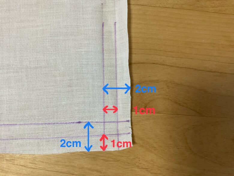 １、布端の縦と横に、それぞれ三つ折り縫いの印をつける