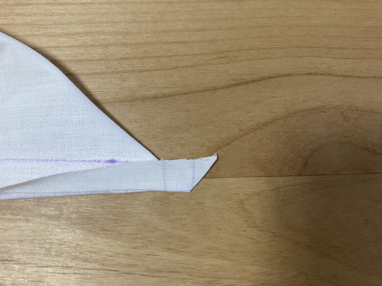４、縦横の折り線を合わせるように、布をたたみ直す